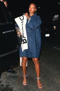 Rihanna feet photo thumbnail