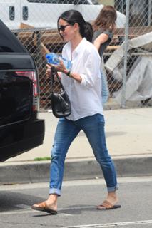 Courteney Cox feet photo thumbnail