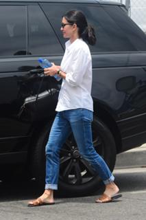 Courteney Cox feet photo thumbnail