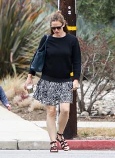 Jennifer Garner feet photo thumbnail
