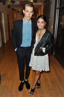 Vanessa Hudgens feet photo thumbnail