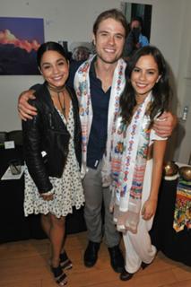 Vanessa Hudgens feet photo thumbnail