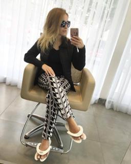 Carla Diaz feet photo thumbnail