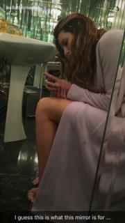 Bella Thorne feet photo thumbnail