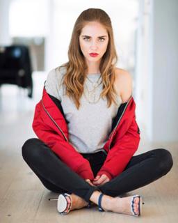 Chiara Ferragni feet photo thumbnail
