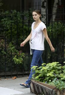 Natalie Portman feet photo thumbnail