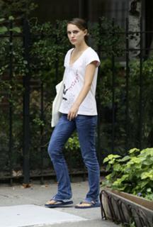 Natalie Portman feet photo thumbnail