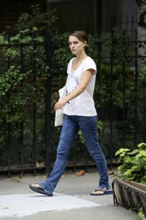 Natalie Portman feet photo thumbnail