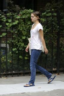 Natalie Portman feet photo thumbnail