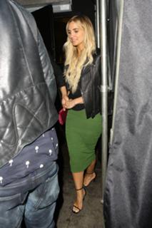 Ashlee Simpson feet photo thumbnail