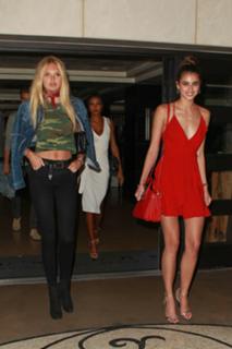 Taylor Hill feet photo thumbnail