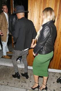 Ashlee Simpson feet photo thumbnail