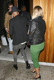 Ashlee Simpson feet photo thumbnail