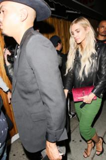 Ashlee Simpson feet photo thumbnail
