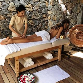 Izabel Goulart feet photo thumbnail