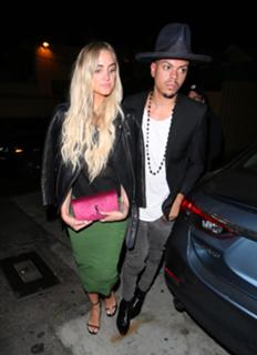 Ashlee Simpson feet photo thumbnail