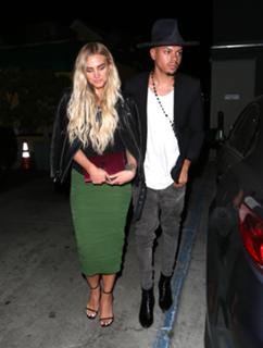 Ashlee Simpson feet photo thumbnail