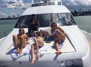 Selena Gomez feet photo thumbnail