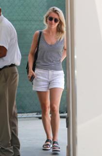 Julianne Hough feet photo thumbnail