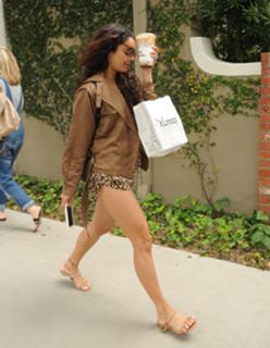 Vanessa Hudgens feet photo thumbnail