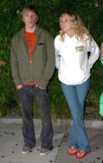Katie Cassidy feet photo thumbnail