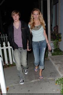 Katie Cassidy feet photo thumbnail