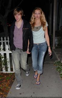 Katie Cassidy feet photo thumbnail