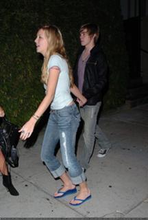 Katie Cassidy feet photo thumbnail