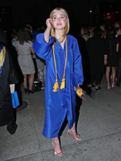 Elle Fanning feet photo thumbnail