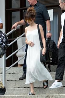 Selena Gomez feet photo thumbnail