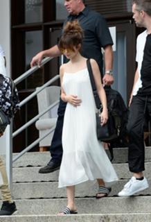 Selena Gomez feet photo thumbnail