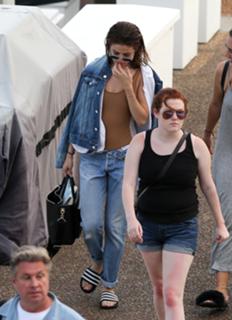 Selena Gomez feet photo thumbnail