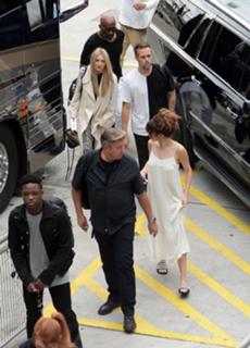 Selena Gomez feet photo thumbnail