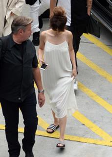 Selena Gomez feet photo thumbnail