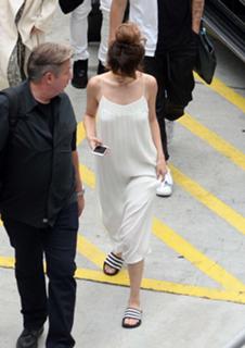 Selena Gomez feet photo thumbnail