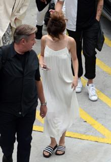 Selena Gomez feet photo thumbnail