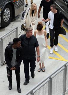 Selena Gomez feet photo thumbnail