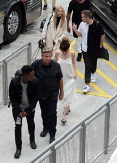 Selena Gomez feet photo thumbnail