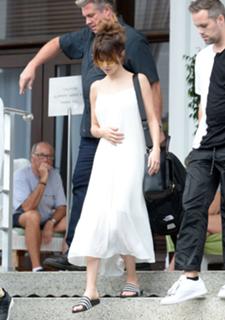 Selena Gomez feet photo thumbnail