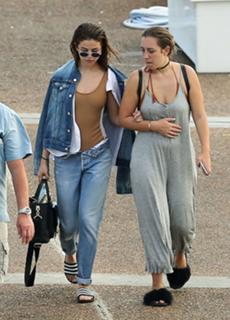 Selena Gomez feet photo thumbnail