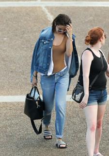 Selena Gomez feet photo thumbnail