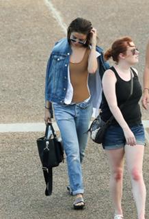 Selena Gomez feet photo thumbnail