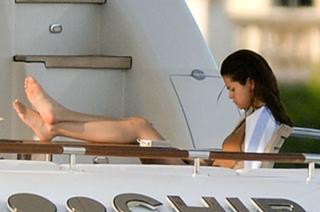Selena Gomez feet photo thumbnail