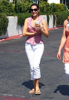Kelly Brook feet photo thumbnail