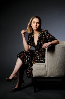 Emilia Clarke feet photo thumbnail