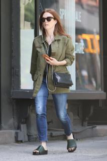 Julianne Moore feet photo thumbnail