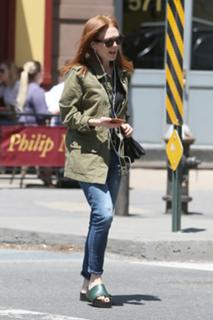 Julianne Moore feet photo thumbnail