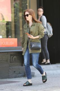 Julianne Moore feet photo thumbnail