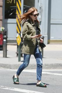 Julianne Moore feet photo thumbnail