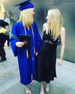 Dakota Fanning feet photo thumbnail